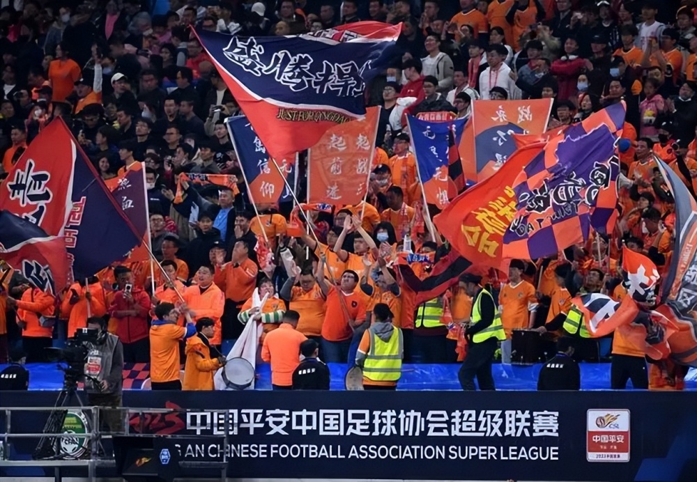  曼联主场票价暴涨引争议，球迷联盟抗议升级  
