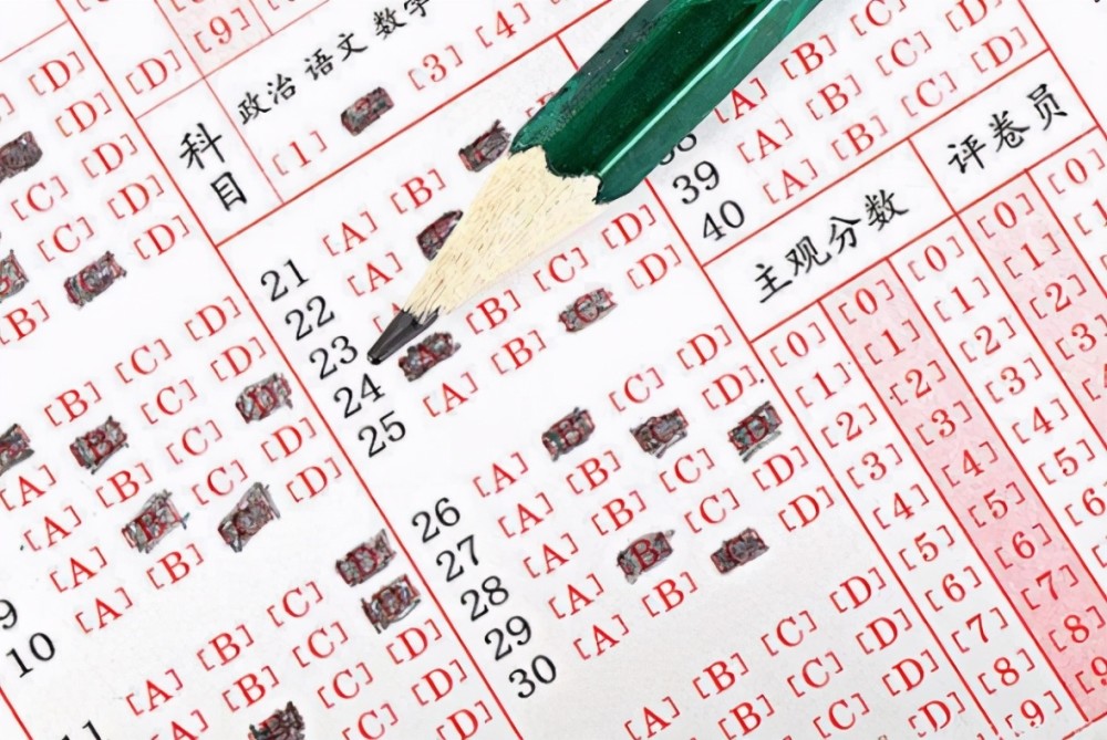  罗马客场遭遇暴雨，比赛中断两小时续赛  