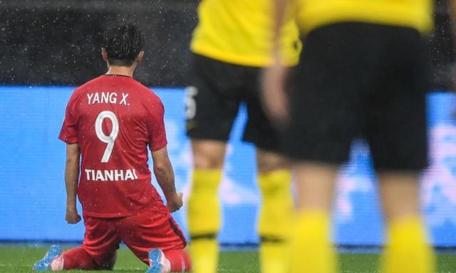 德甲拜仁补时争议头球绝杀多特终结五连胜登顶引热议